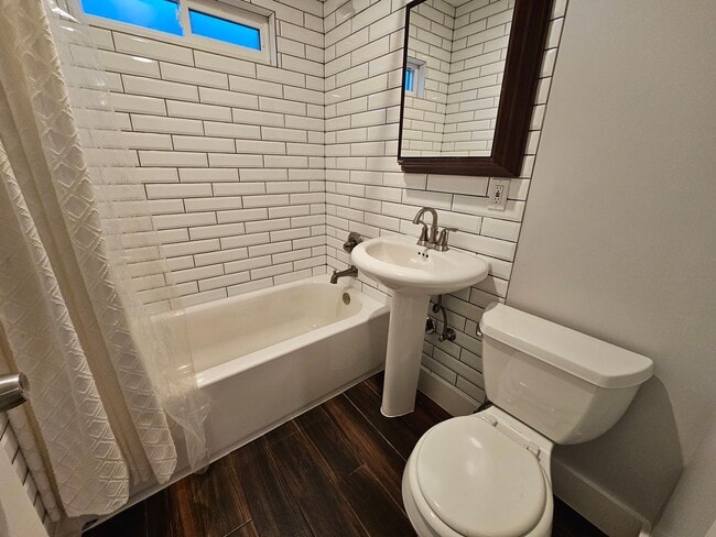 Building Photo - 2 Bed, 1 Bath Home in East Richmond Heights