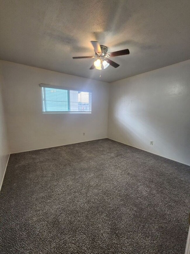 Building Photo - $1000 REBATE-Open Floor Plan - 2BR/1BA End...