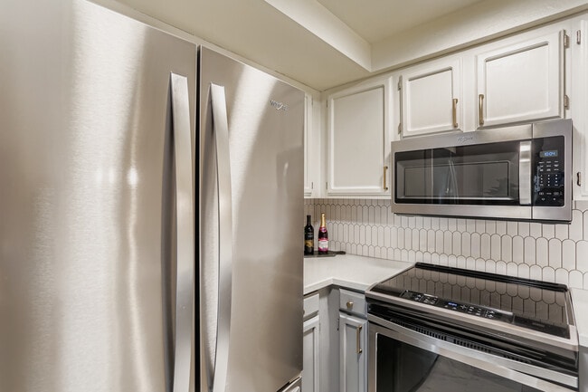 Building Photo - 77 Galen St