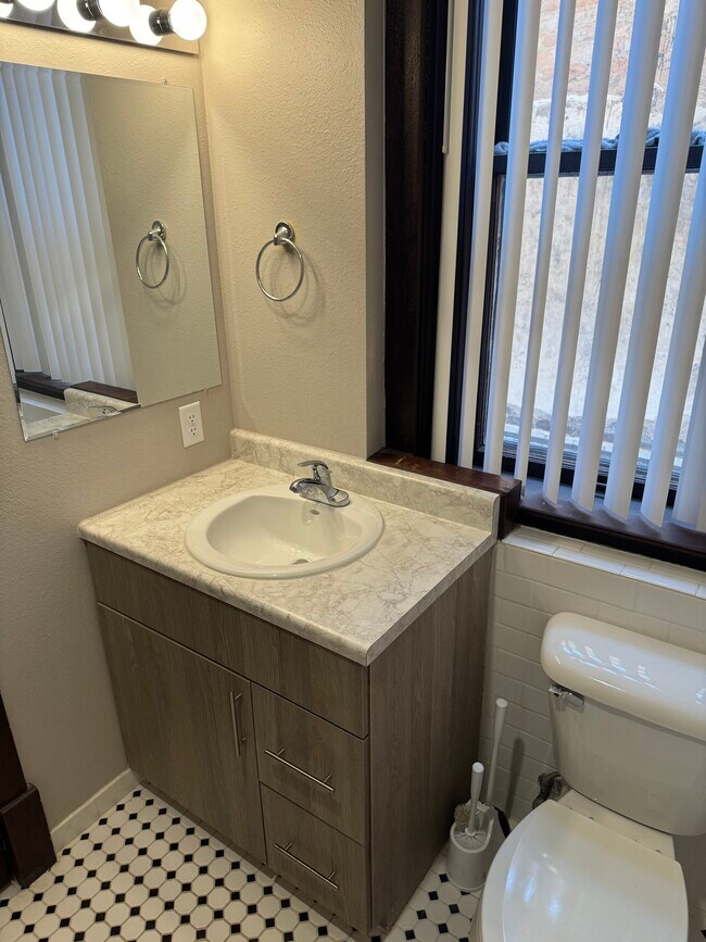 Building Photo - Western Building