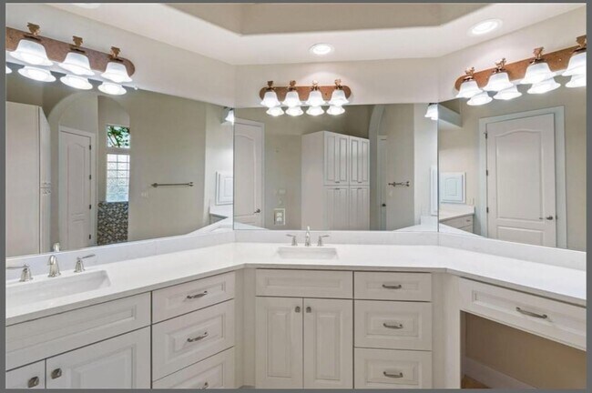 Building Photo - 1400 Camelback