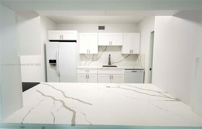 Building Photo - 141 Crandon Blvd