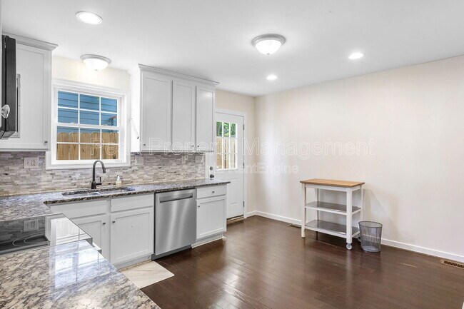 Building Photo - 819 Kinney St