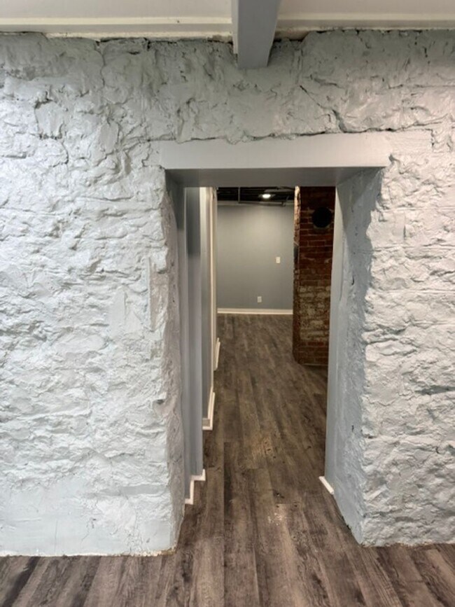 Building Photo - Updated 2-bedroom, 2-story home in the heart of Kansas City!