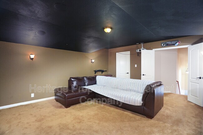 Building Photo - 611 Oxalis