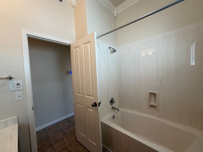 Building Photo - 3 Bedroom Single Story Home Available Near McMahon Blvd NW & Kayenta St NW!