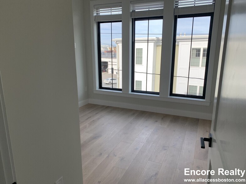 Building Photo - 22 Everett St