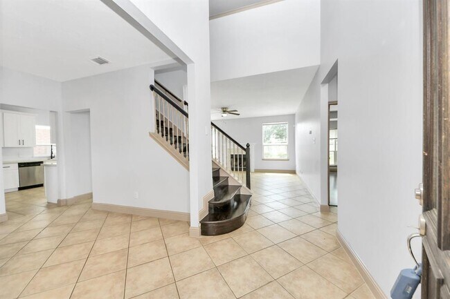 Building Photo - 2030 Winding Hollow Dr