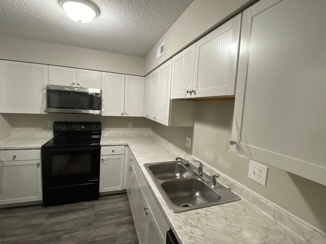 Building Photo - 611 Pine Ridge Pl