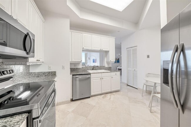 Building Photo - 888 Brickell Key Dr