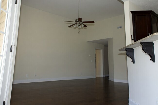 Building Photo - 1275 Eagle's View Dr