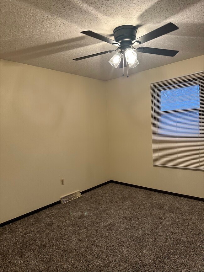 Building Photo - Two bedroom Townhouse off Lewis Ave near Alexis Rd.