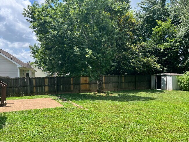 Building Photo - "Charming 3-Bedroom Home with 2 Full Baths in Beautiful Thompson's Station!" FENCED BACKYARD!