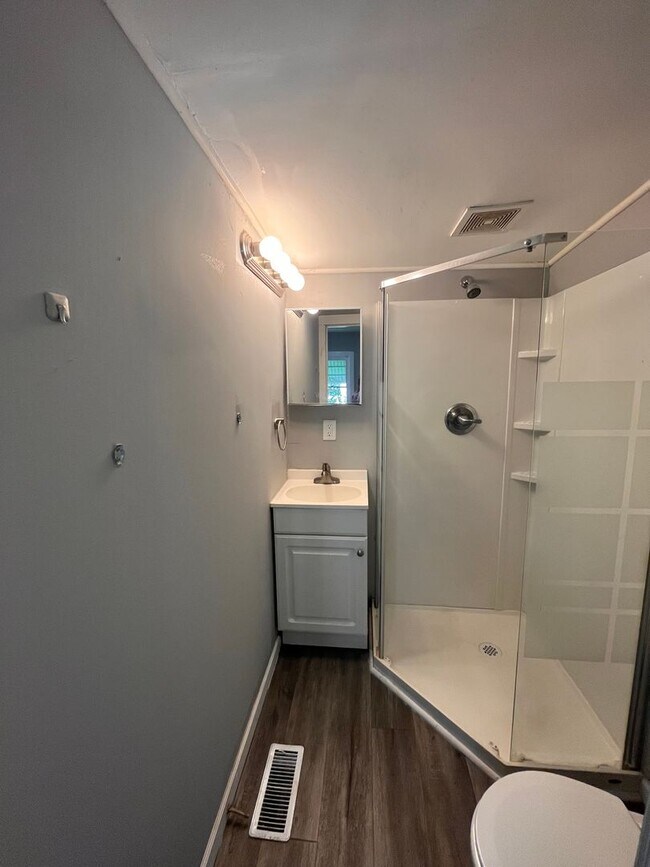 Building Photo - 2 bedroom 1 bath home in Rock Island