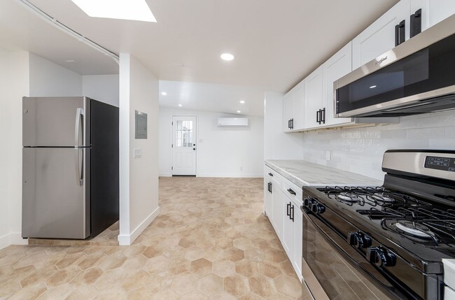 Building Photo - Beautiful Remodeled 1 Bedroom!