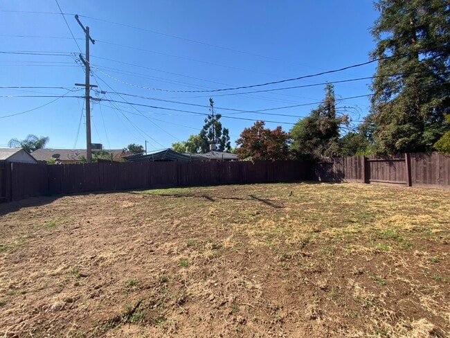 Building Photo - 1545 W Sussex Way