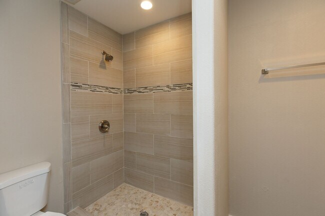 Building Photo - Beautiful House on Manhasset! Great Views! (Lease out, pending signatures. Check back in a few da...