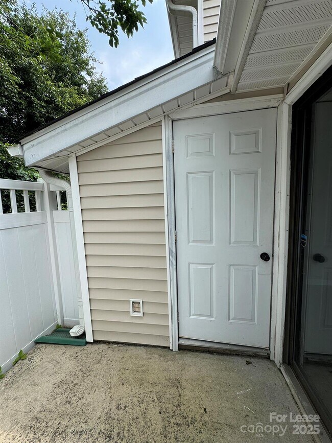 Building Photo - 7801 Renaissance Ct