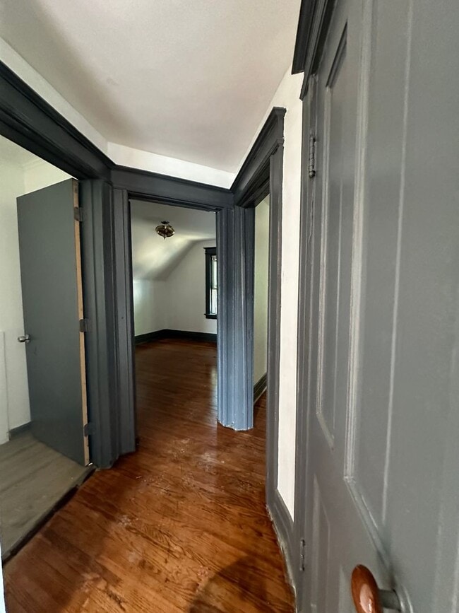 Building Photo - NICE 3 BEDROOMS WITH FULL BATH MOVE-IN READY!