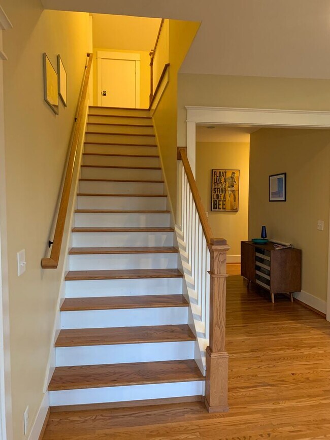 Building Photo - Charming Home in Belmont-Hillsboro Neighborhood, minutes to Vandy and Belmont, Fenced Yard