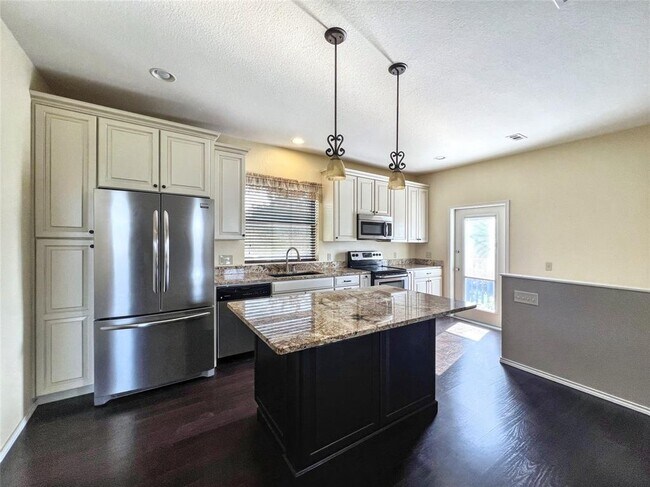 Building Photo - 8750 Scarlet Cir