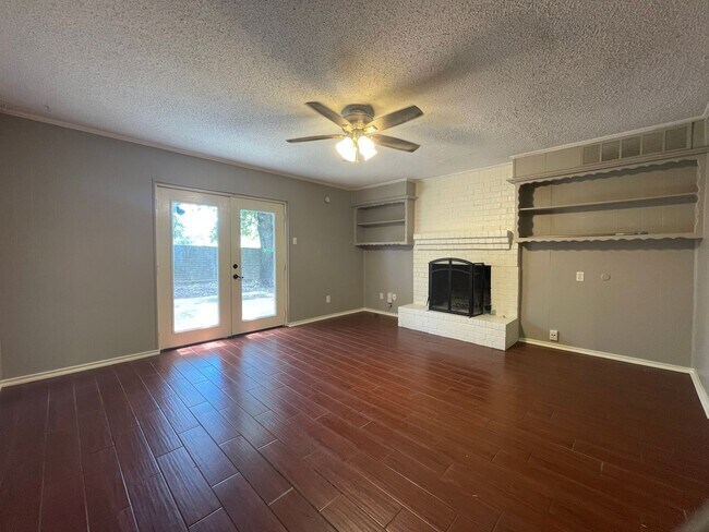 Building Photo - 15826 El Estado Dr