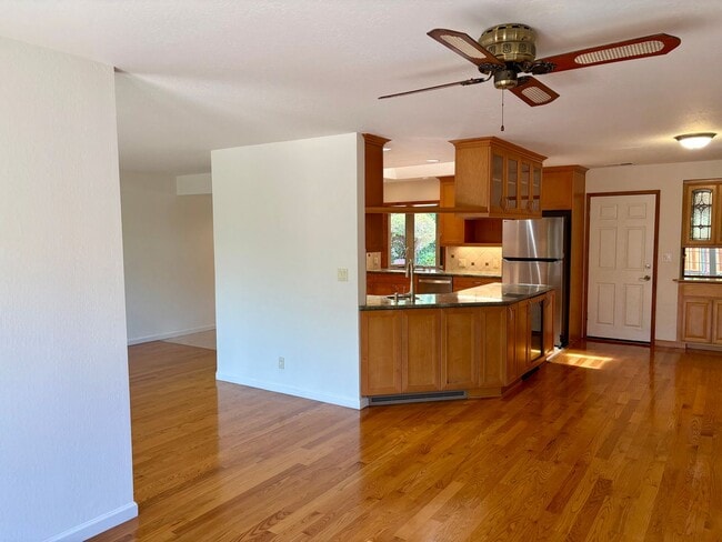 Building Photo - 3057 Carleton Pl