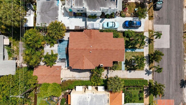 Building Photo - Charming 2-Bed With Backyard Oasis In West Palm Beach!