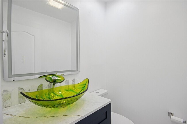 Building Photo - $200 RENT CREDIT | AVAILABLE NOW!