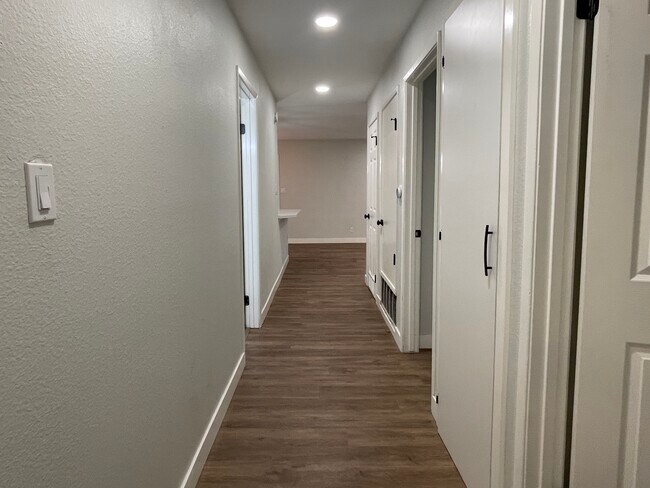 Building Photo - 1111 N 84th Pl