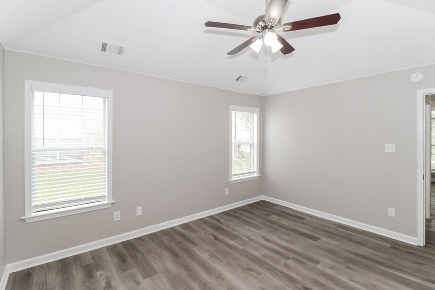 Building Photo - 8645 Valmont Cir