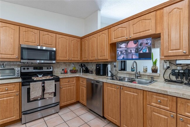 Building Photo - 6931 SW 154th Ct