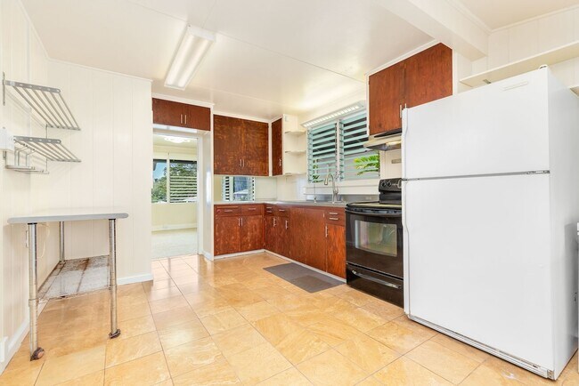 Building Photo - Charming 4-bedroom, 2-bathroom single-family home