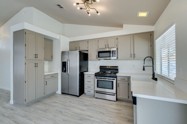 Building Photo - Fully upgraded 3 bedroom house on large lo...