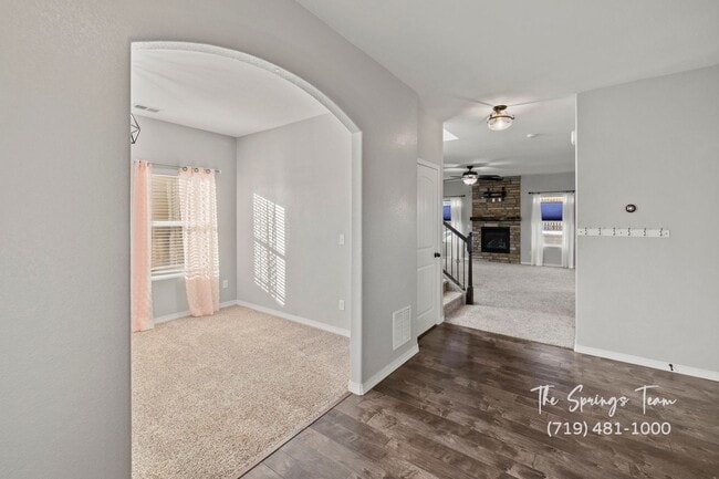 Building Photo - STUNNING 4BD HOME w/ NO ELECTRIC BILL! - Security Deposit Waiver Available