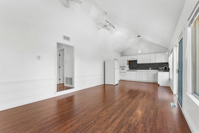 Building Photo - 405 - BEAVER DUPLEX