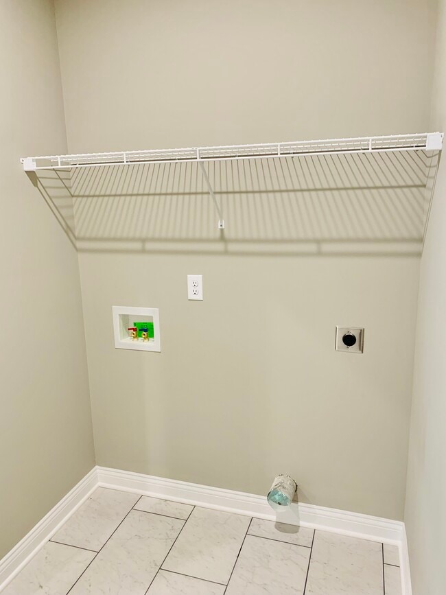 Building Photo - 850 McIntyre St