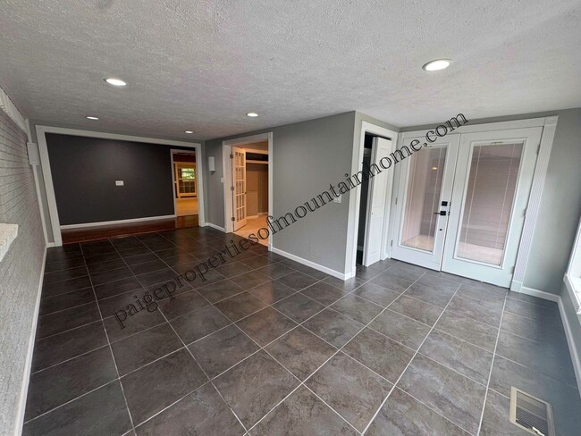 Building Photo - 4 Bed/2 Bath Home in Village Green