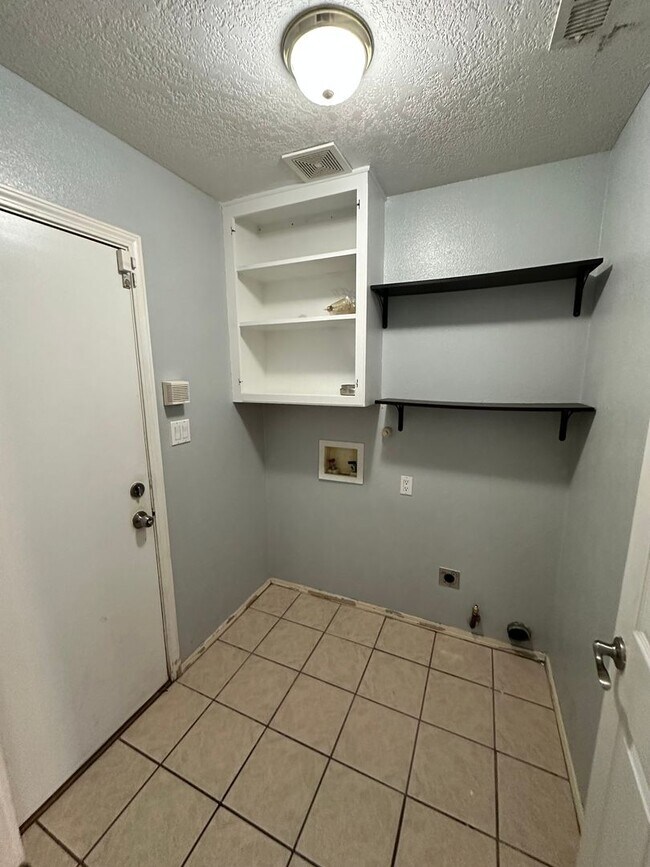 Building Photo - Tons of Character! 3 bed 2.5 bath amazing ...
