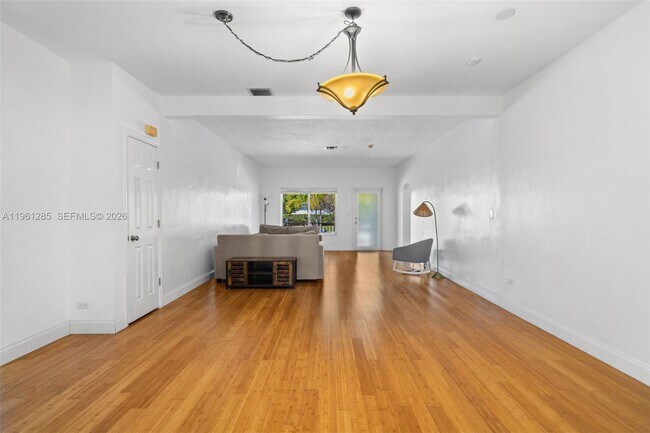 Building Photo - 404 N Shore Dr