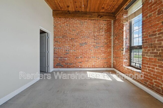 Building Photo - 251 Rocketts Way