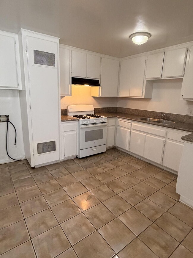 Building Photo - Spacious 3 Bed / 1 Bath Apartment with Open Layout & In-Unit Laundry