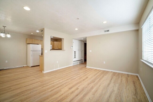 Building Photo - 325 W 700 N