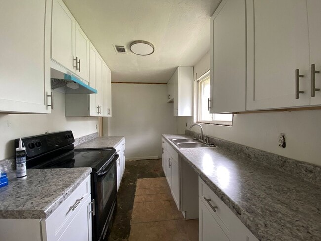 Building Photo - Bright kitchen updates in quiet Culdesac