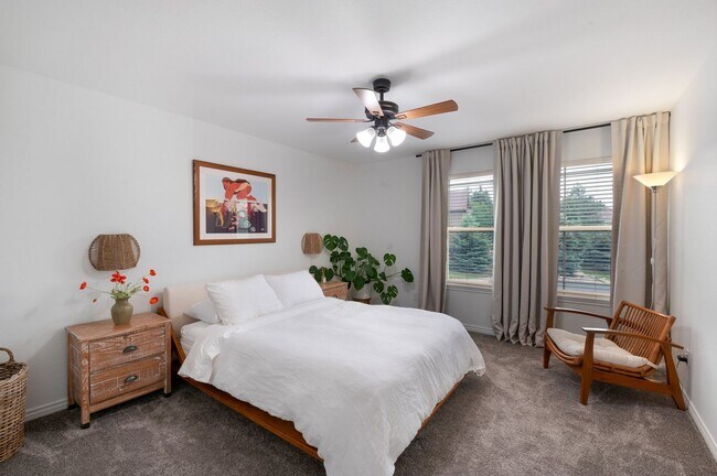 Building Photo - Elegant Mountain-View Retreat in Stone Cro...