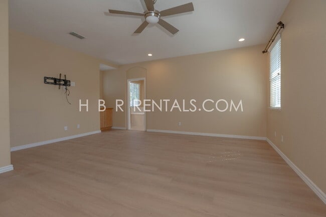 Building Photo - Spacious 5-Bedroom Home with First-Floor Bedrooms & Modern Finishes in Tracy!
