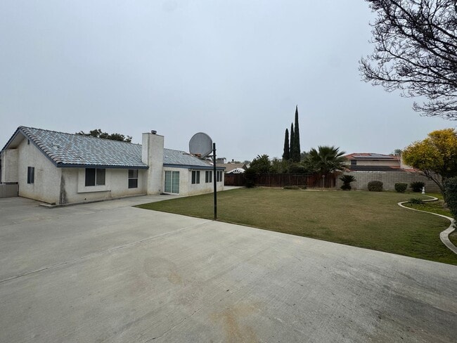 Building Photo - NE Bakersfield home with a sunroom!