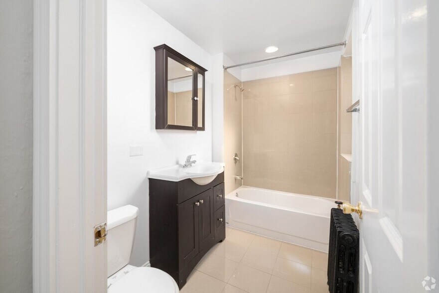 Building Photo - 901 W Argyle St