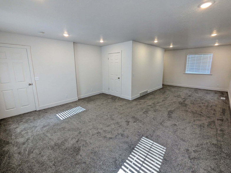 Building Photo - 1760 N 400 E