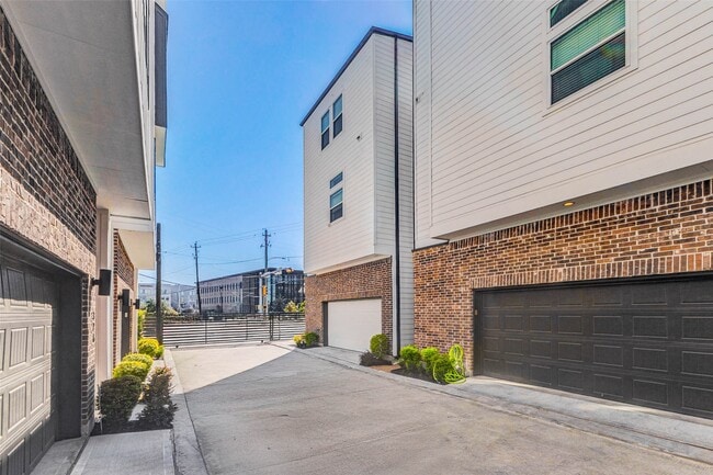 Building Photo - 334 Eastwood St